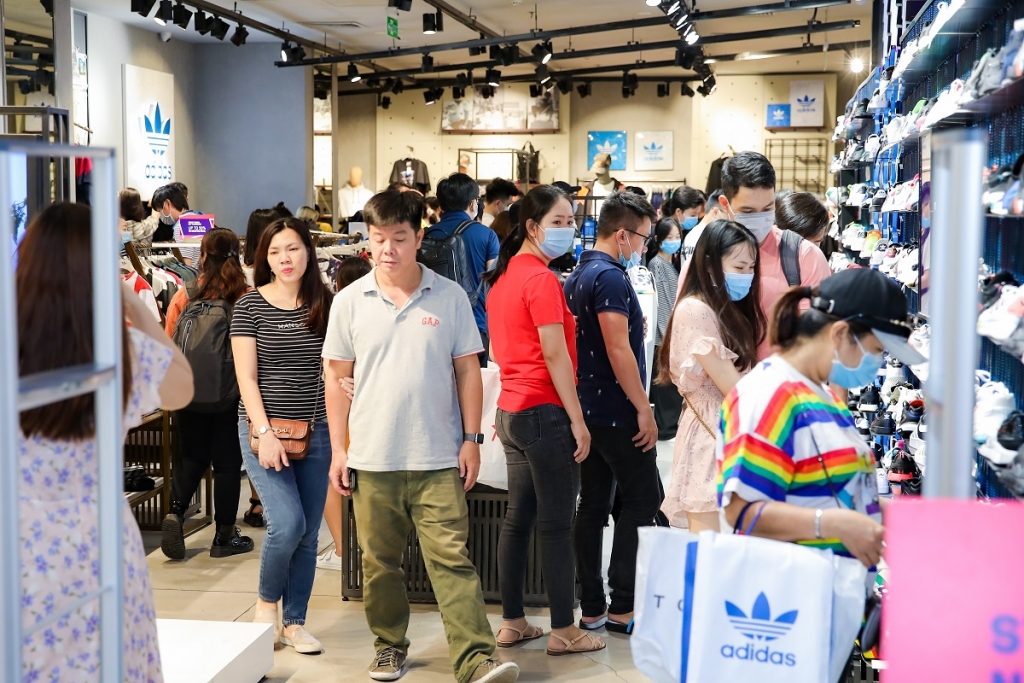 Hàng dài chờ thanh toán trong ngày Vincom Black Friday đầu tiên: “Lâu nhưng đáng!”