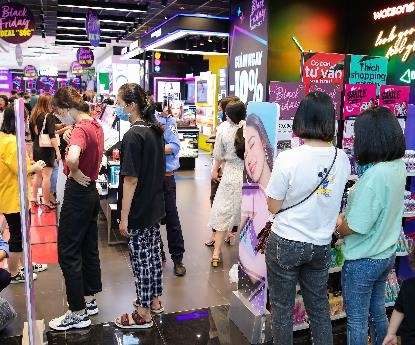 Hàng dài chờ thanh toán trong ngày Vincom Black Friday đầu tiên: “Lâu nhưng đáng!”