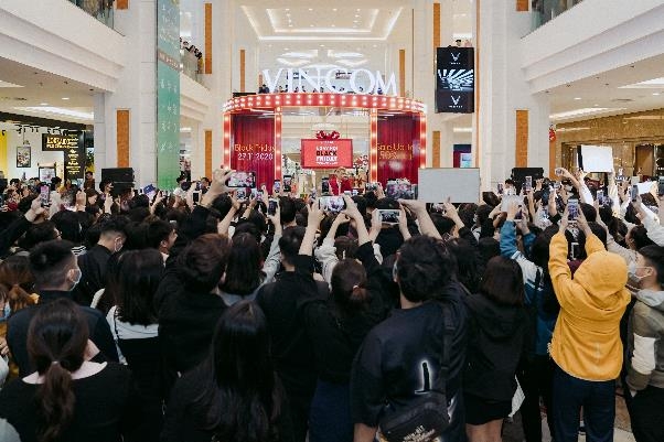 Cả không gian phía trước sân khấu như vỡ oà, hoà nhịp vào ca khúc sôi động cùng chàng “Hoàng tử ballad” của làng nhạc Việt.