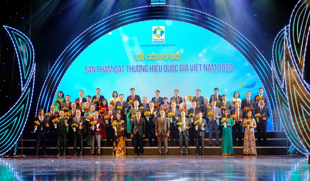 Đại diện các doanh nghiệp được vinh danh Thương hiệu Quốc gia chụp hình lưu niệm với Bộ trưởng Bộ Công thương Trần Tuấn Anh và đại diện Hội đồng Thương hiệu Quốc gia