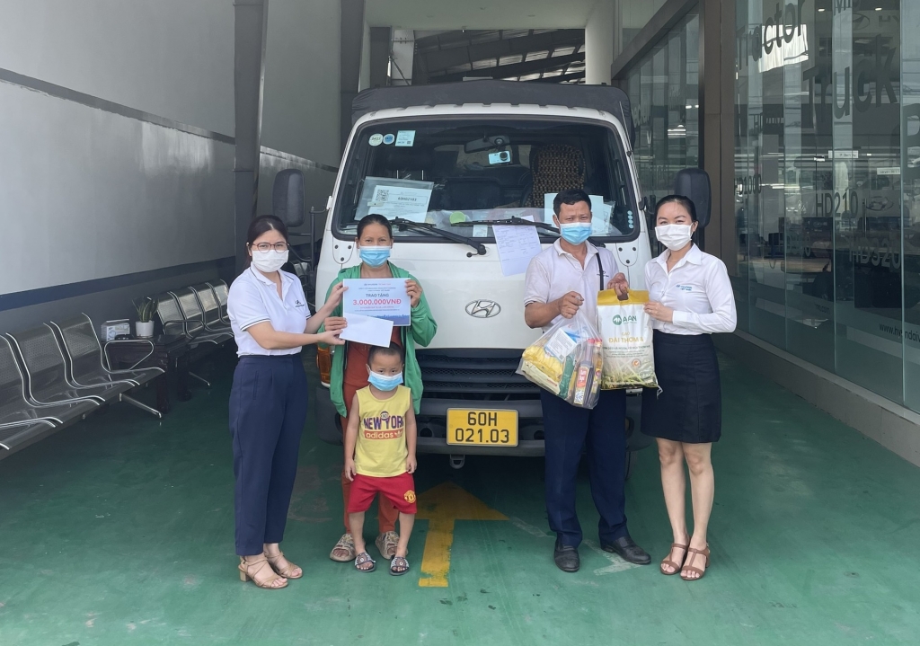 Gia đình chị Bùi Thị Diện vội vã ghé qua Hyundai Việt Nhân bảo dưỡng xe khi tỉnh Đồng Nai nới lỏng giãn cách và nhận những phần quà ý nghĩa từ Hyundai Thành Công Thương Mại và đại lý.