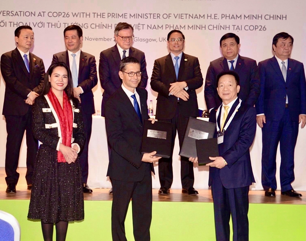 Ông Đỗ Quang Hiển, Chủ tịch HĐQT kiêm Tổng Giám đốc Tập đoàn T&T Group và ông Patrick Lee, Chủ tịch Standard Chartered Việt Nam, Giám đốc Standard Chartered Singapore và thị trường ASEAN trao biên bản ghi nhớ  tài trợ vốn 6 tỷ USD cho các dự án xanh của T&T Group