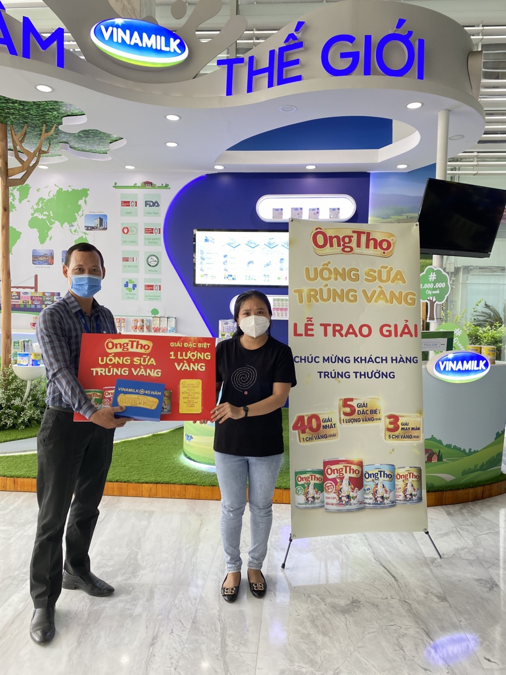 Chị Thu Thảo - Quận Bình Tân, TP.HCM, một trong những khách hàng may mắn “rinh” giải đặc biệt - 1 lượng vàng 