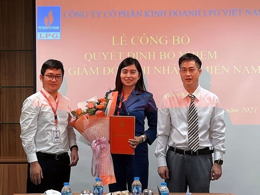 Trao quyết định bổ nhiệm bà Nguyễn Thị Nguyệt Dung giữ chức vụ Phó Giám đốc Chi nhánh Miền Nam