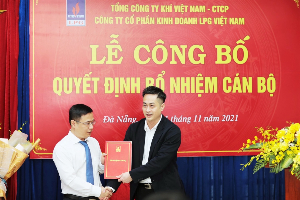 Trao quyết định bổ nhiệm ông Nguyễn Hữu Thuật giữ chức vụ Giám đốc Chi nhánh Miền Trung