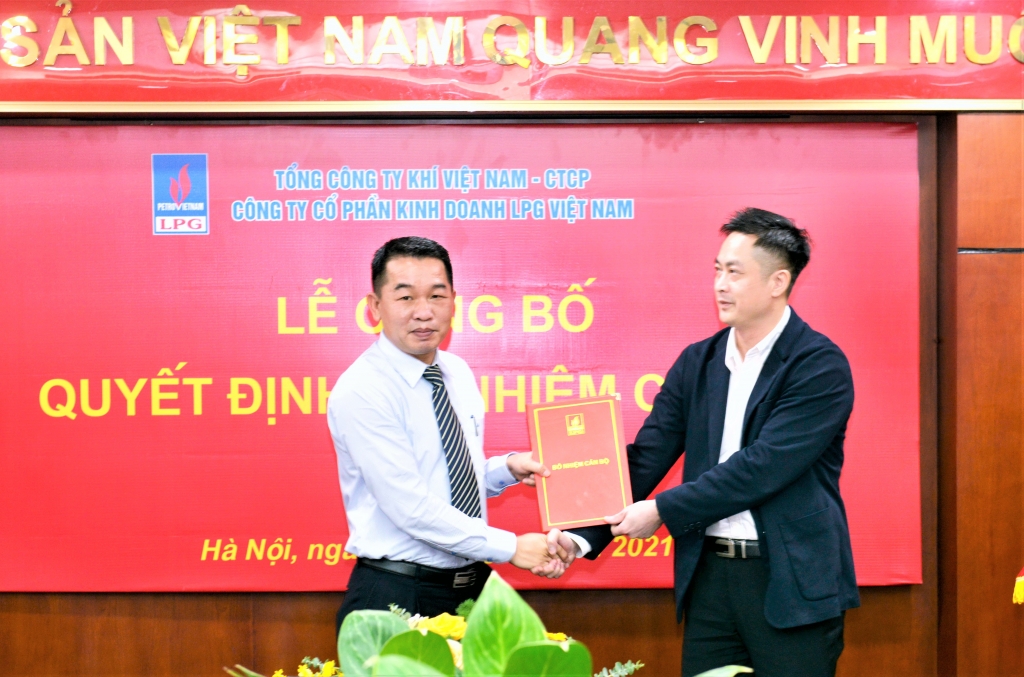 Trao quyết định bổ nhiệm ông Nguyễn Tiến Mạnh là Giám đốc Chi nhánh Bắc bộ kiêm Giám đốc Chi nhánh Duyên hải
