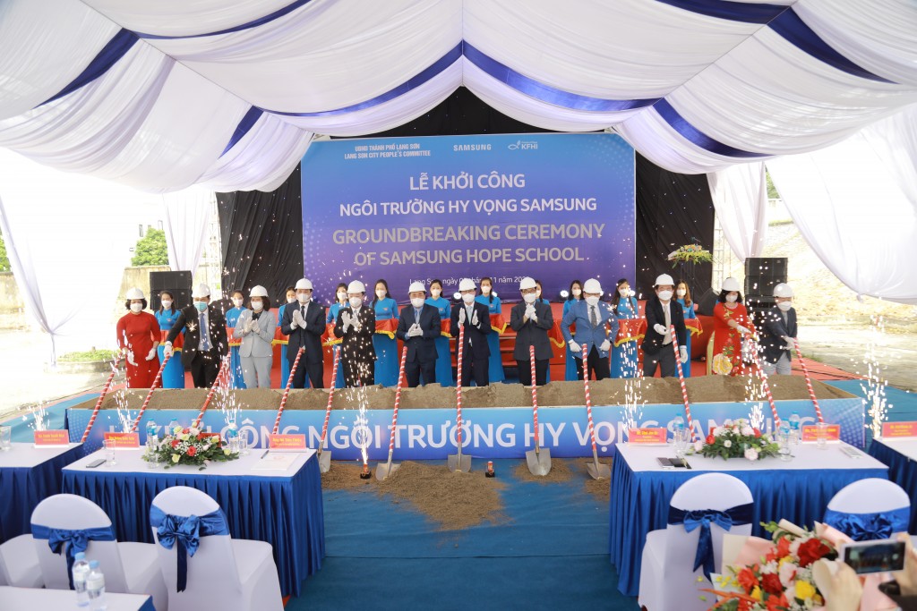 Lãnh đạo Samsung và Lãnh đạo tỉnh Lạng Sơn thực hiện nghi thức khởi công