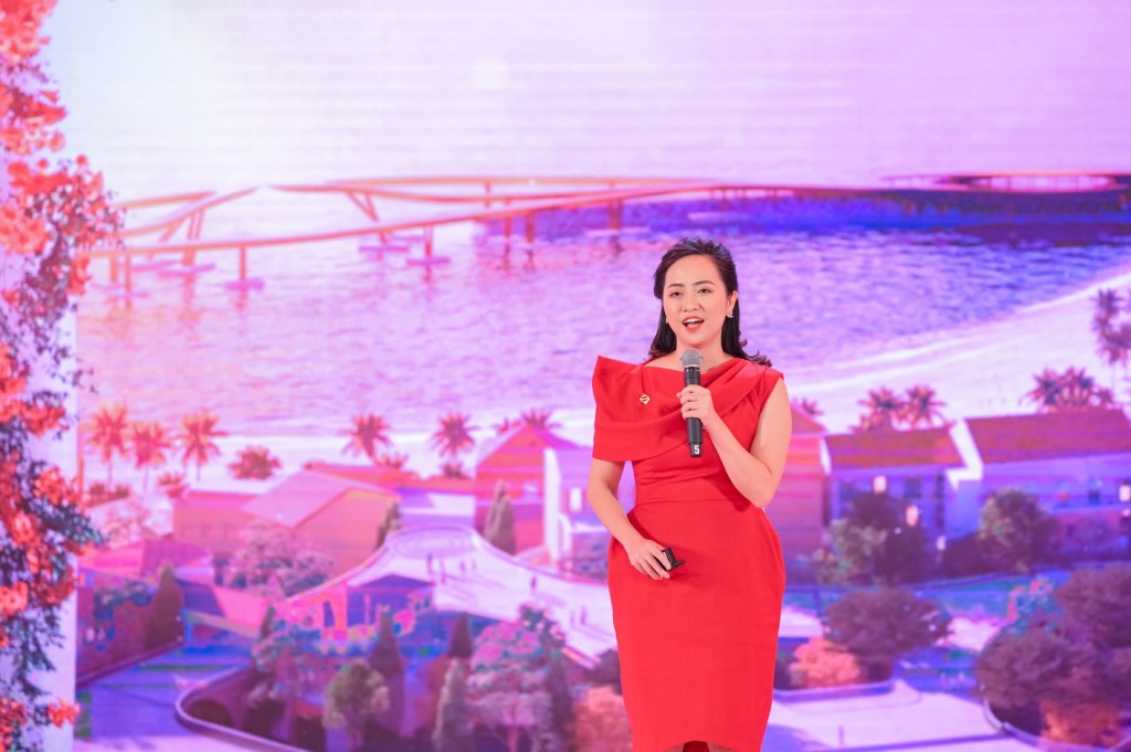 Bà Nguyễn Kiều Anh - Giám đốc Marketing Sun Property thuyết trình về ưu điểm đặc biệt của The Sea