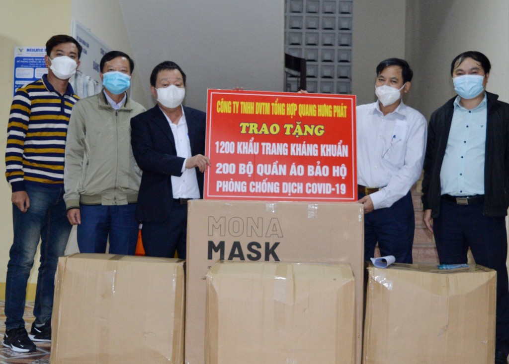 Công ty TNHH Thương mại dịch vụ tổng hợp Quang Hưng Phát vừa tiến hành trao tặng vật tư y tế tới xã Phú Xuân 
