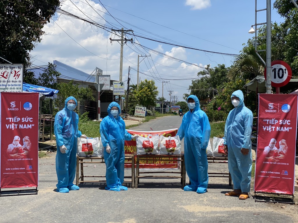 “Tiếp sức Việt Nam” cùng những túi quà an sinh tại một khu vực phong tỏa ở Tây Ninh