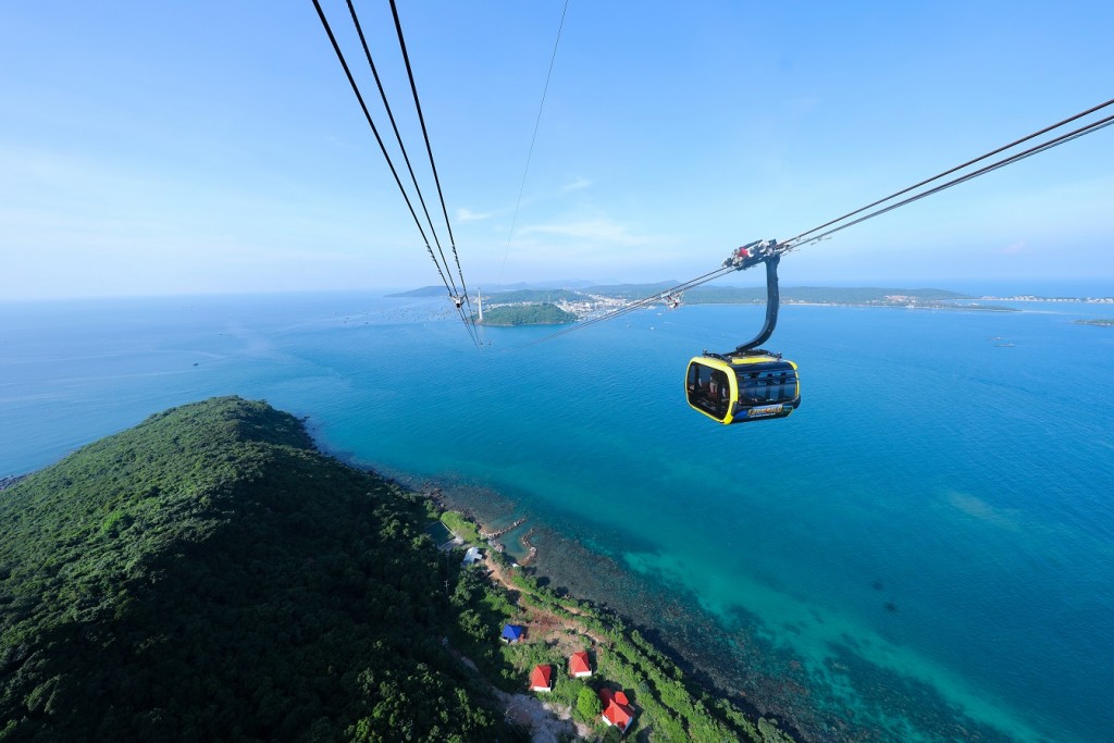 La Festa Phu Quoc có vị trí đắc địa nằm trong tổ hợp Địa Trung Hải, sát bên ga đi Cáp treo Hòn Thơm, điểm du lịch nổi tiếng Phú Quốc