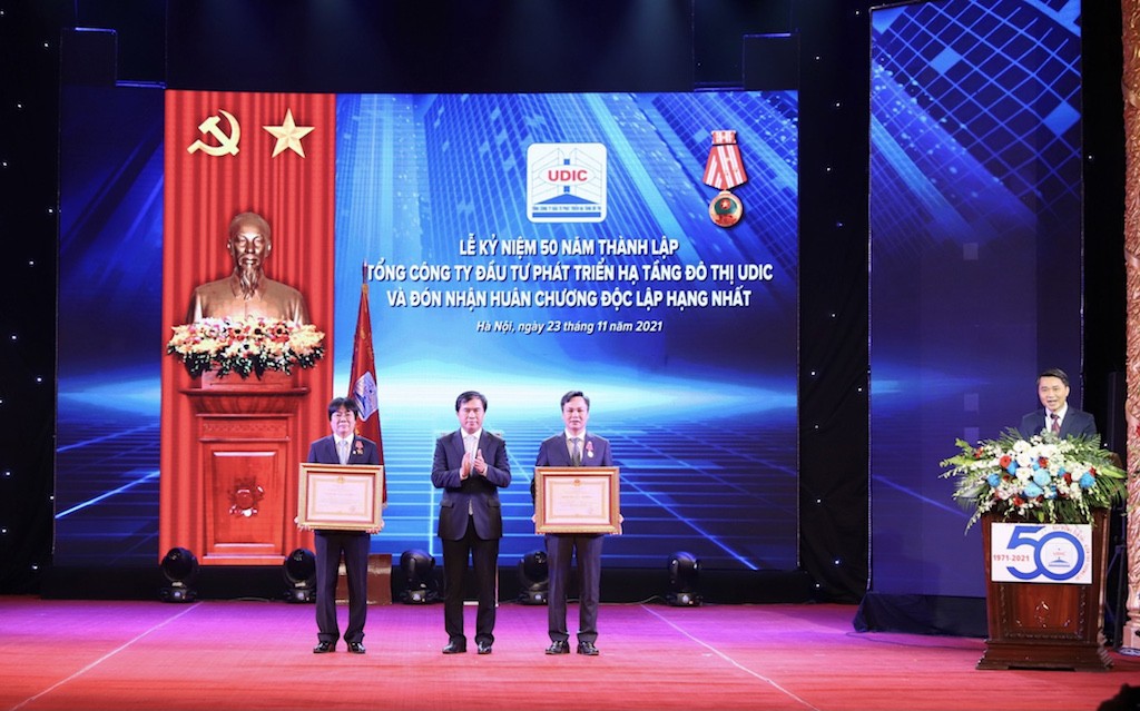 Phó Bí thư Đảng ủy, Tổng Giám đốc Tổng công ty Nguyễn Văn Luyến và Phó Tổng Giám đốc Nguyễn Huy Tuyên vinh dự được tặng Huân chương Lao động hạng Ba