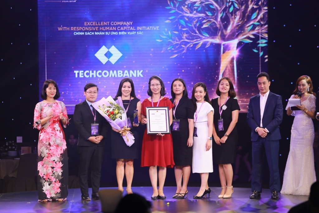 Chú thích ảnh 1: Lãnh đạo Techcombank nhận giải thưởng từ Ban tổ chức