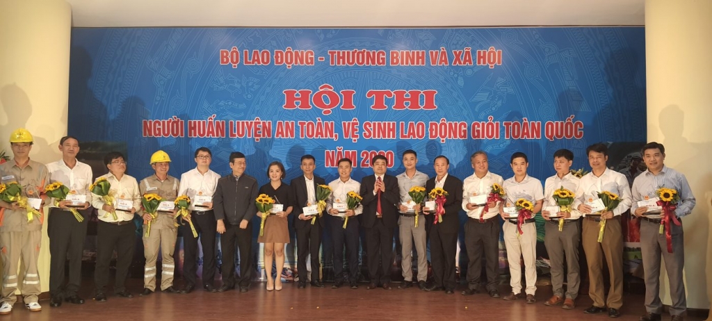 Đội thi của EVNHANOI nhận Giải A