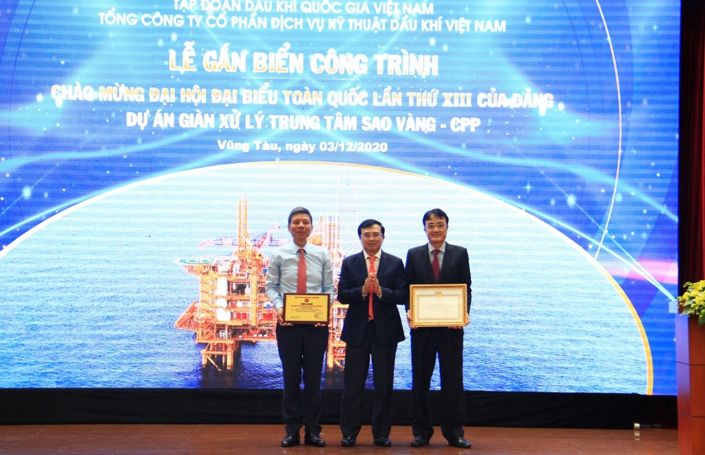 Chủ tịch HĐTV Petrovietnam Hoàng Quốc Vượng trao biểu trưng và bằng khen của Đảng ủy Khối Doanh nghiệp Trung ương cho Đảng bộ PTSC