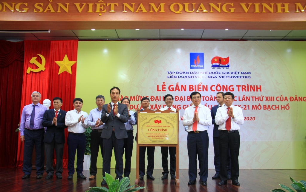 Lãnh đạo Petrovietnam và lãnh đạo Vietsovpetro thực hiện nghi thức gắn biển công trình giàn BK21 (2)