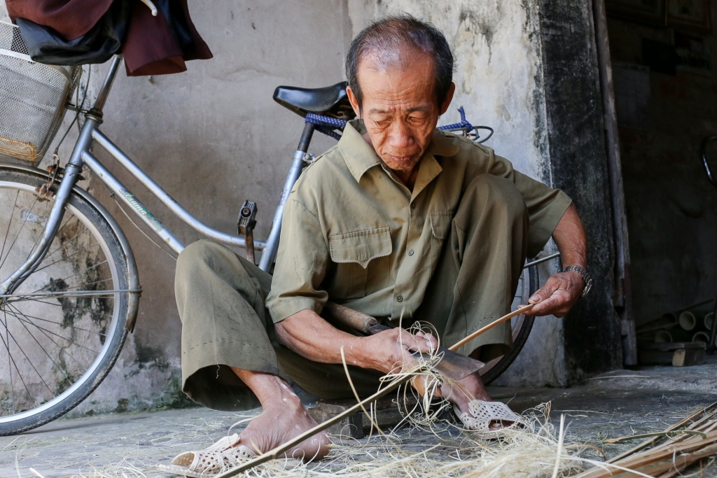 EVNHANOI sửa chữa, lắp đặt hệ thống điện cho 100% hộ nghèo thuộc huyện Thanh Oai