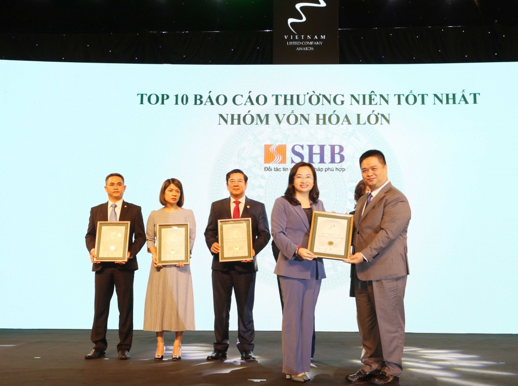 Đại diện SHB, Bà Ngô Thu Hà – Phó Tổng Giám Đốc vinh dự nhận giải thưởng