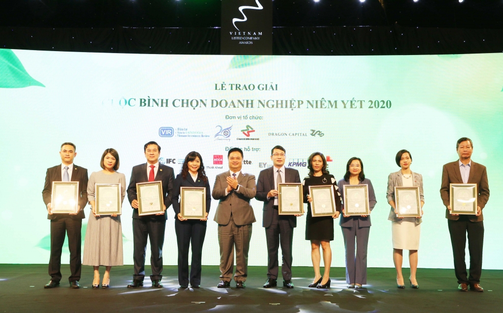 Giải thưởng top 10 BCTN tốt nhất nhóm doanh nghiệp vốn hóa lớn đã khẳng định cam kết mạnh mẽ của SHB trong việc ứng dụng và tuân thủ những chuẩn mực cao nhất về quản trị công ty, đem lại lợi ích tối ưu cho khách hàng, cổ đông, đối tác và cộng đồng.