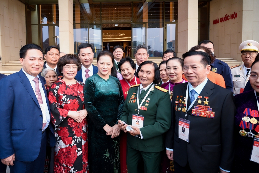 Chủ tịch Quốc hội Nguyễn Thị Kim Ngân chụp hình lưu niệm cùng bà Thái Hương và các đại biểu thi đua yêu nước