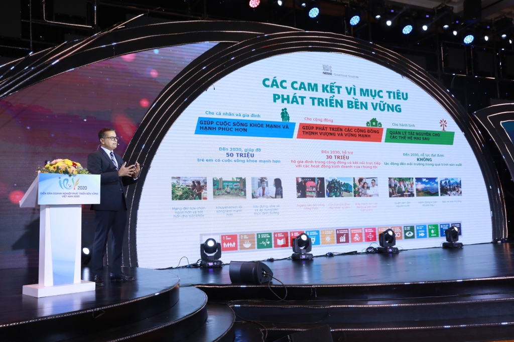 3. Ông Binu Jacob, TGĐ Nestlé Việt Nam trình bày tại diễn đàn doanh nghiệp phát triển bền vững Việt Nam sáng 10.12 tại Hà Nội