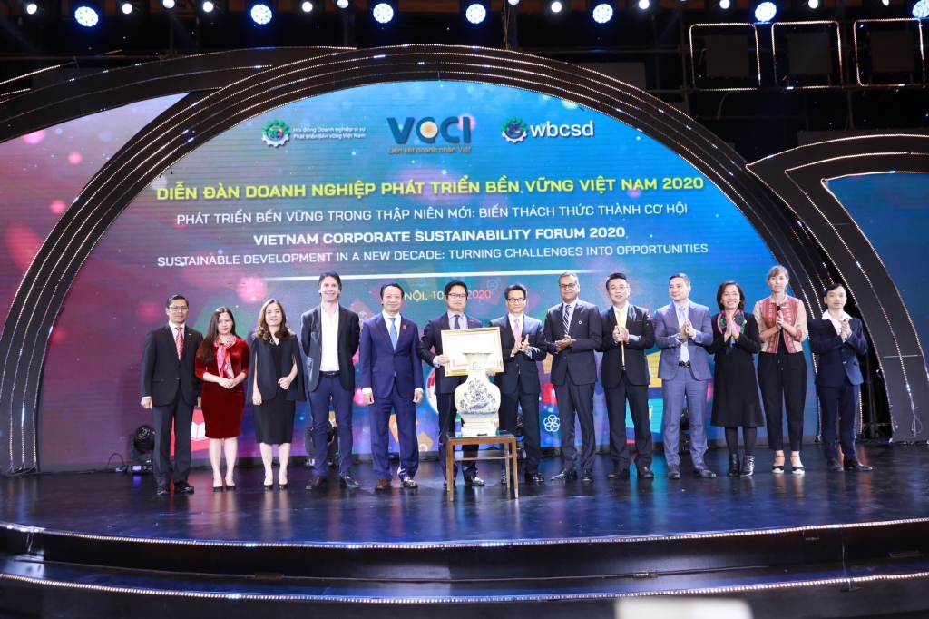 6. Phó Thủ tướng Vũ Đức Đam đã trao tặng Bằng khen của Thủ tướng cho đại diện Ban Thường trực VBCSD-VCCI.