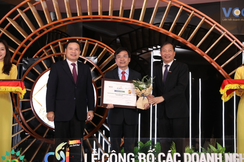 Ông Trần Văn Tần - Thành viên HĐQT đại diện VietinBank nhận danh hiệu “Doanh nghiệp bền vững Việt Nam” năm 2020