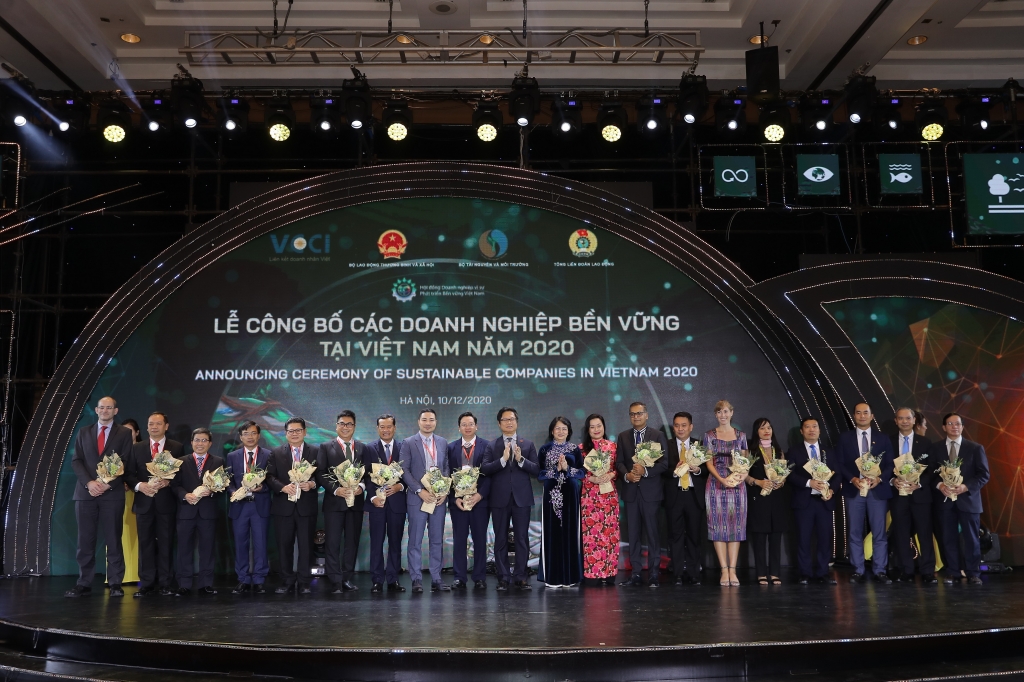 Phó Chủ tịch nước Đặng Thị Ngọc Thịnh trao hoa chúc mừng cho đại diện 2 Top 10 trong lĩnh vực Thương mại – Dịch vụ và Sản xuất (đại diện VietinBank đứng thứ 4 từ trái sang) 