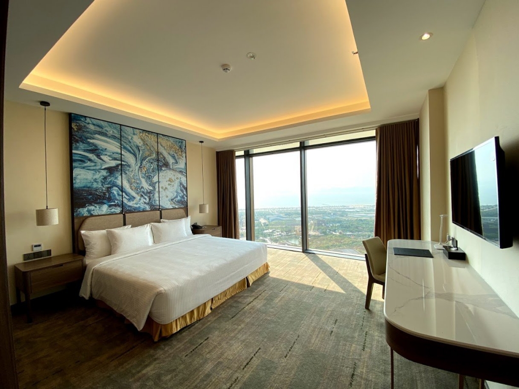 Mường Thanh Luxury Hạ Long Centre sở hữu gần 800 phòng nghỉ được thiết kế vô cùng tinh tế, hệ thống trang thiết bị hiện đại thể hiện đẳng cấp sang trọng của một khách sạn 5 sao