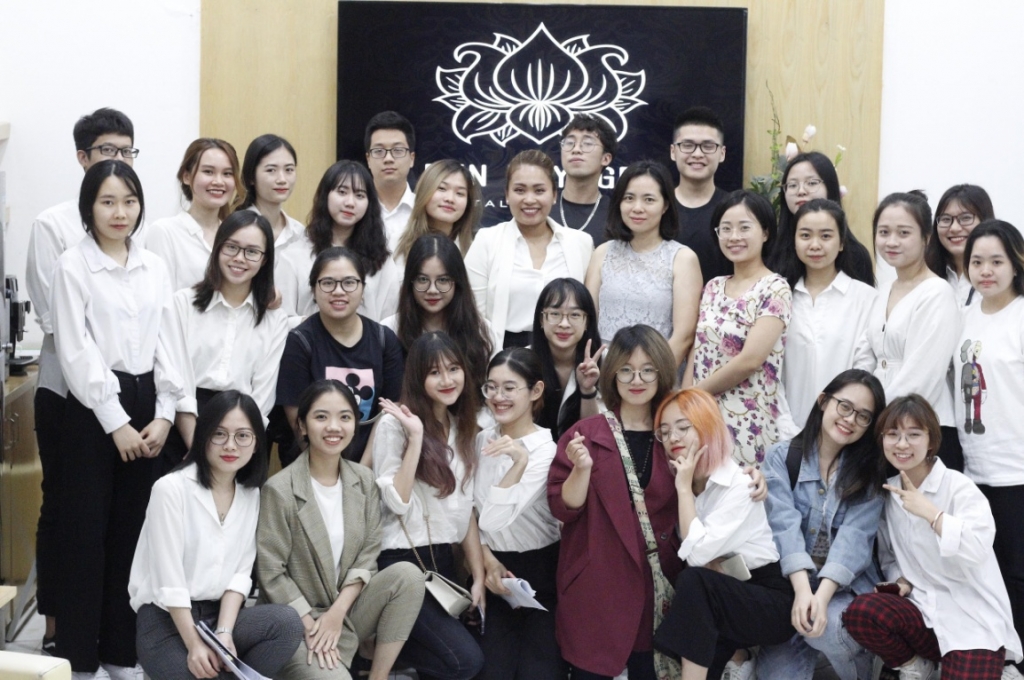 Hoàng My (áo khoác đỏ) chụp hình cùng CLB Bon Voyage