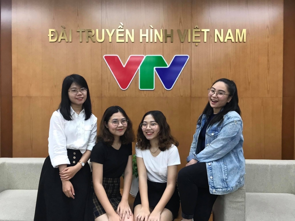 Minh Uyên (áo khoác bò) chụp hình cùng bạn bè  tham gia chương trình Trường Teen của VTV