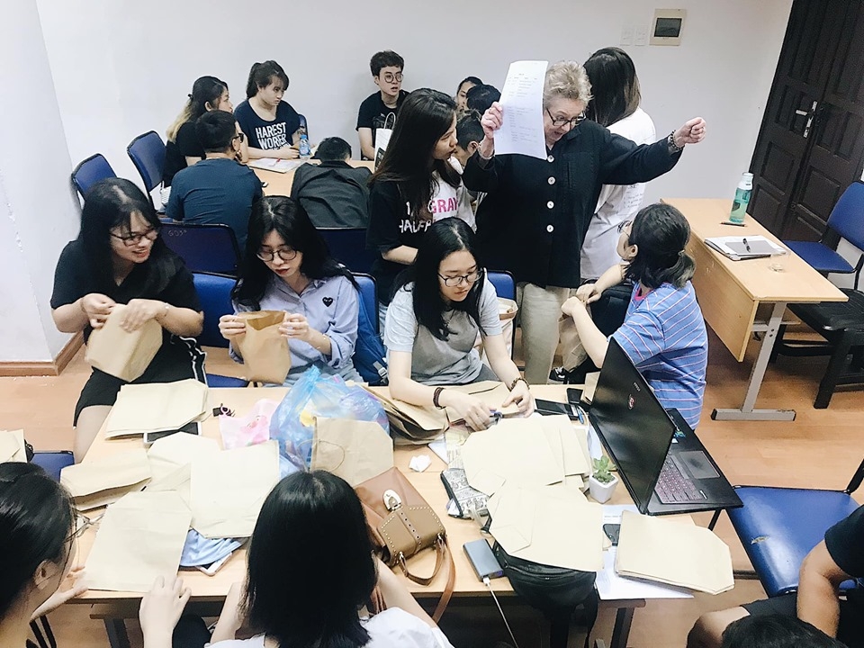 Sinh viên học môn học Giáo dục trải nghiệm