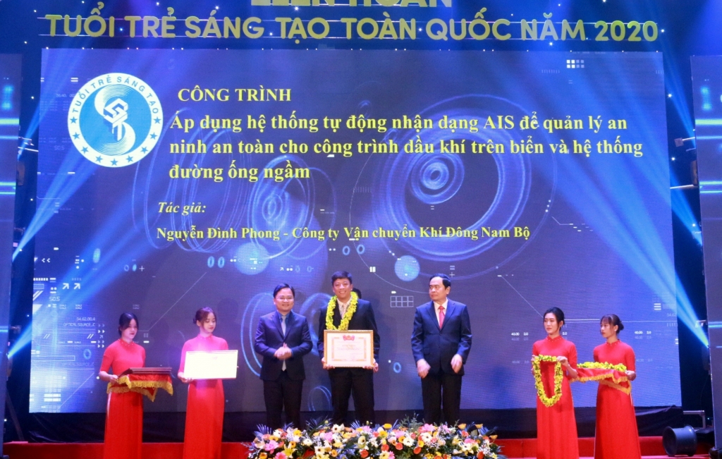 Tuyên dương công trình sáng tạo của Đoàn TN KĐN – các tác giả Nguyễn Hữu Mạnh và Lê Phương Đạt