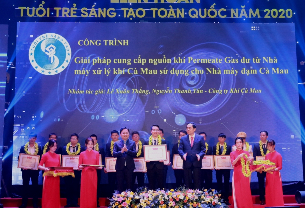 Tuyên dương công trình sáng tạo của Đoàn TN Công ty Khí Cà Mau – các tác giả Nguyễn Thanh Tân và Lê Xuân Thắng