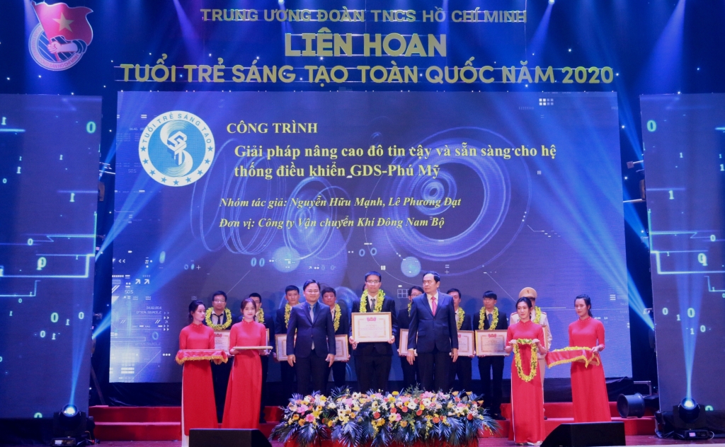 Tuyên dương công trình sáng tạo của Đoàn TN Công ty Khí Cà Mau – các tác giả Nguyễn Thanh Tân và Lê Xuân Thắng