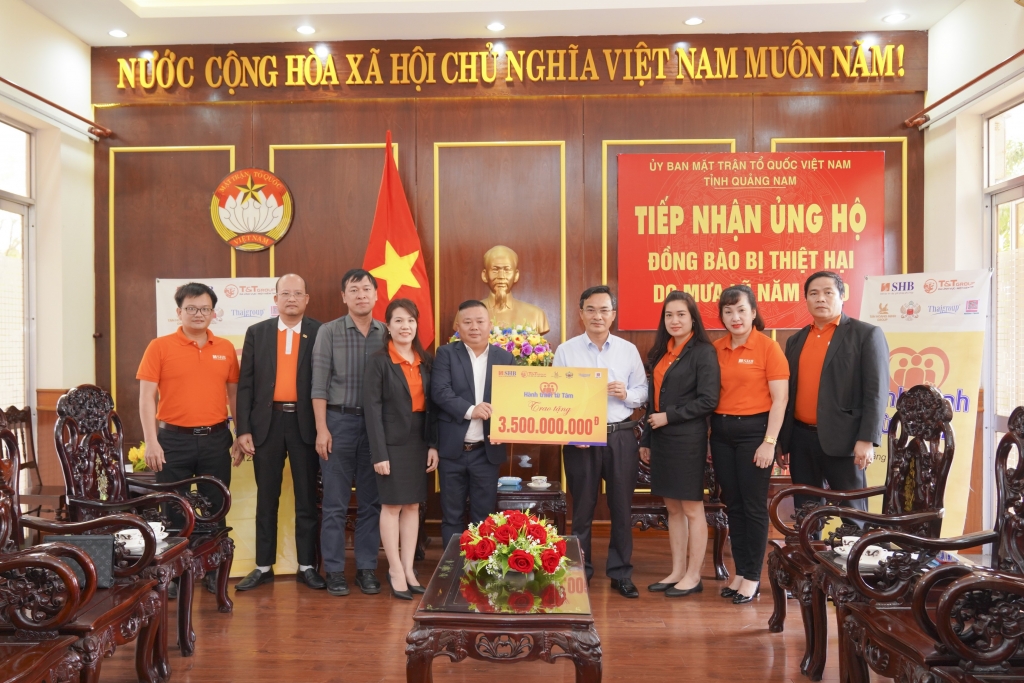 Bà Ninh Thị Lan Phương – PTGĐ Ngân hàng SHB đại diện đoàn từ thiện trao tặng 3,5 tỷ đồng cho ông Nguyễn Phi Hùng – Phó Chủ tịch thường trực Ủy ban MTTQVN tỉnh Quảng Nam, nhằm hỗ trợ người dân địa phương sớm ổn định cuộc sống sau thiên tai.