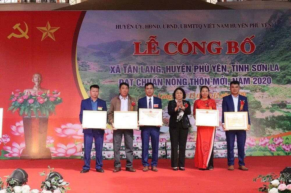 Phó Chủ tịch UBND tỉnh Sơn La Tráng Thị Xuân trao Bằng khen của UBND tỉnh cho các tập thể, cá nhân có thành tích xuất sắc trong xây dựng NTM tại huyện Phù Yên