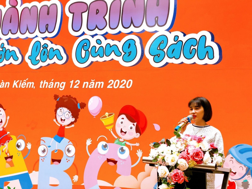 Cô tổng phụ trách Nguyễn Thị Hoàn dẫn chương trình