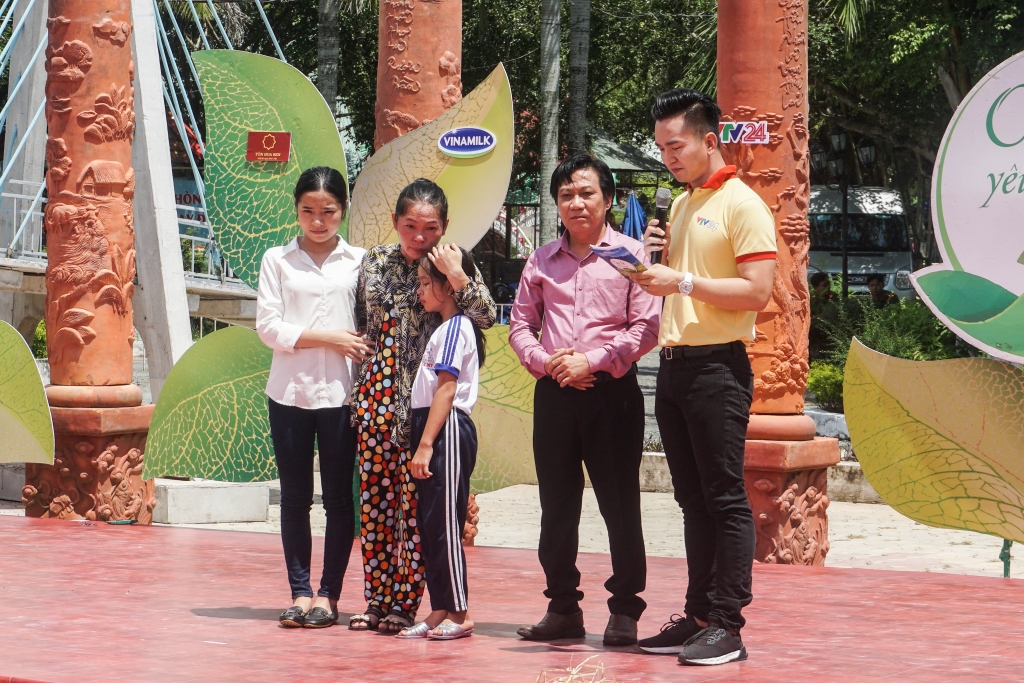 Ông Trần Hữu Phương – Giám đốc Chi nhánh Vinamilk tại Cần Thơ chia sẻ với hoàn cảnh của gia đình bé Hoàng Thị Hồng Ngọc