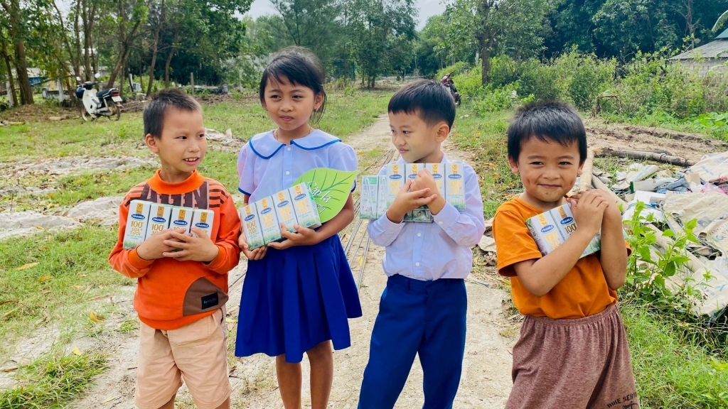 Vinamilk đồng hành cùng cặp lá yêu thương với hành trình "Trao cơ hội đi học, cho cơ hội đổi đời"