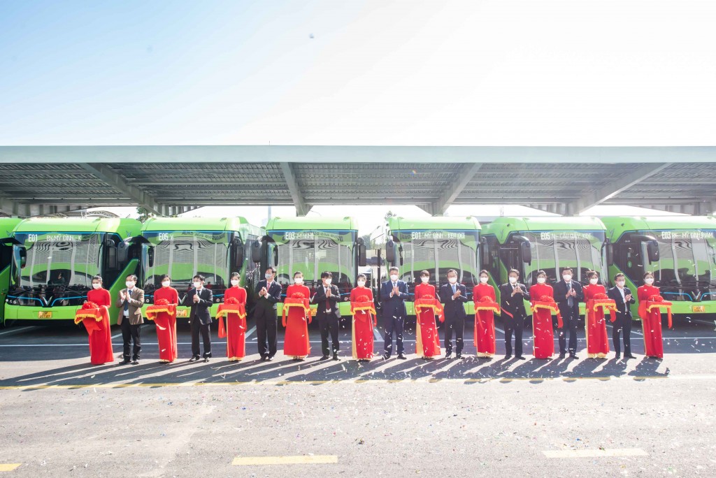 Các đại biểu cắt băng khai trương tuyến xe buýt điện đầu tiên tại Việt Nam - VinBus
