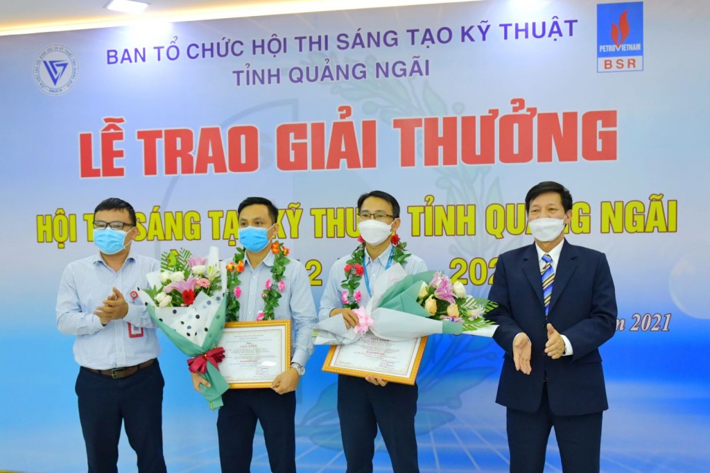 Ban tổ chức trao giải Ba cho đại diện nhóm tác giả đạt giải.