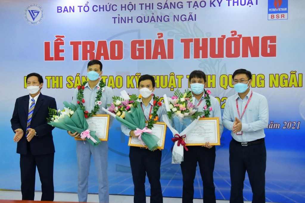 Ban tổ chức trao giải Ba cho đại diện nhóm tác giả đạt giải.