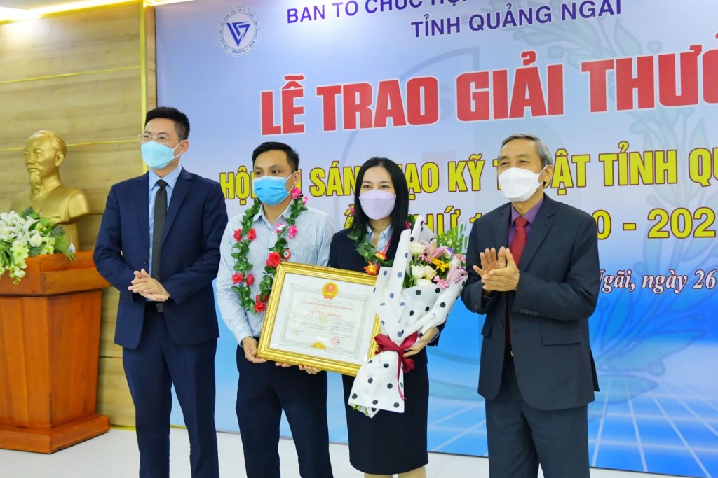 Ban tổ chức trao giải Nhì cho đại diện nhóm tác giả đạt giải.