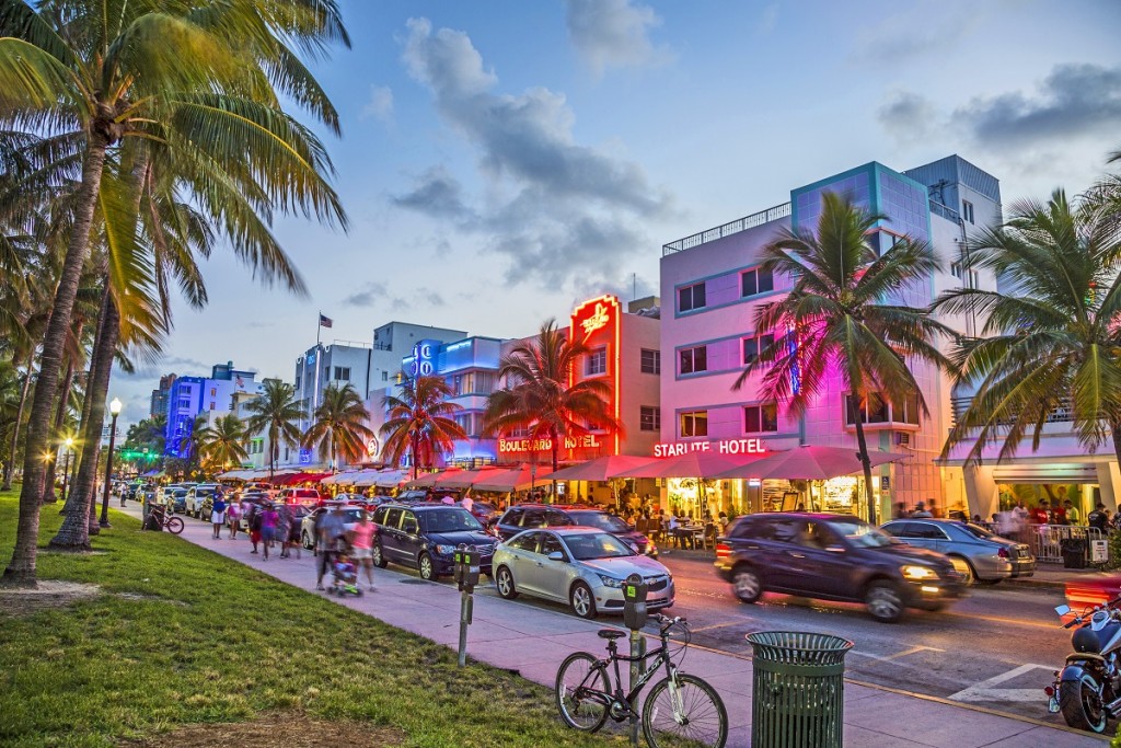 Miami nổi tiếng với khu phố Art Deco, quy tụ các tòa nhà rực rỡ sắc màu. Ảnh ShutterStock