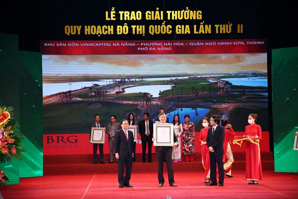 Đại diện Tập đoàn BRG nhận Giải Đặc biệt cho dự án Sân gôn VinaCapital Đà Nẵng