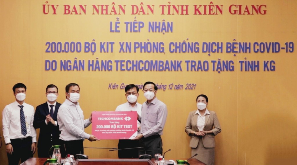 Đại diện lãnh đạo Techcombank trao 200.000 bộ kit test COVID-19 tặng Sở Y tế tỉnh Kiên Giang