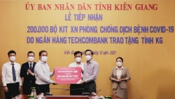 Techcombank tặng tỉnh Kiên Giang 200.000 kit test COVID-19 hơn 13,2 tỷ đồng