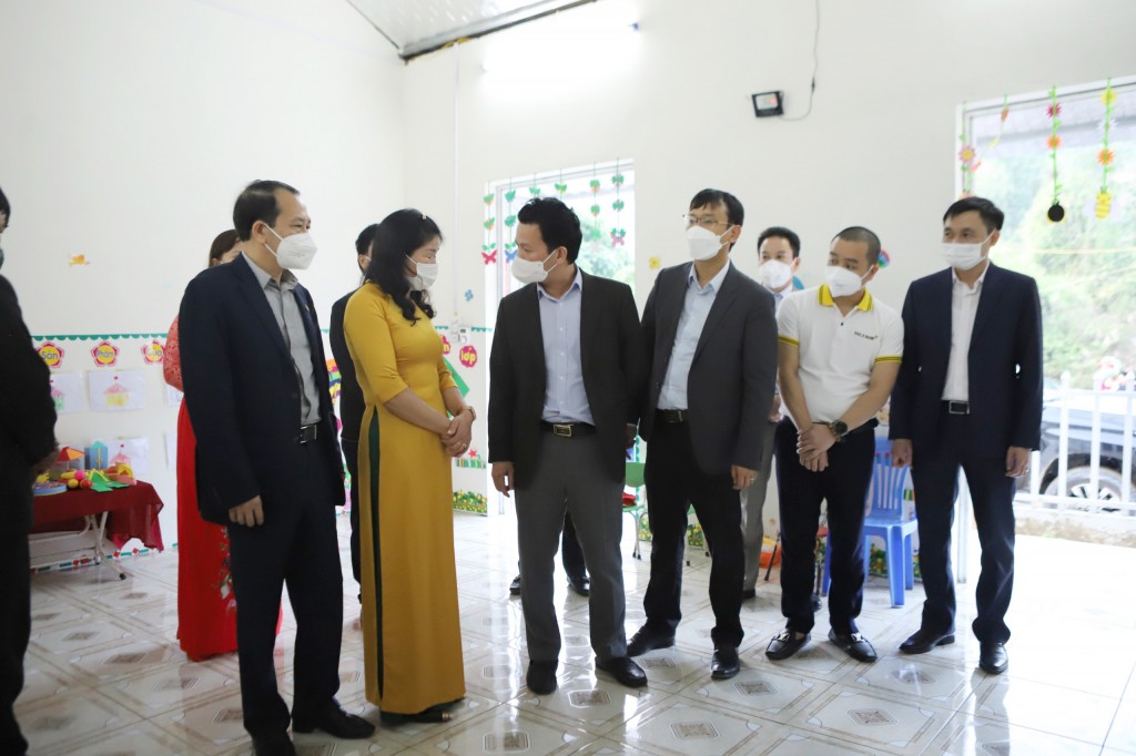 Cô Hoàng Thị Dung (áo vàng) và Lãnh đạo tỉnh, huyện và Đoàn TN BAB