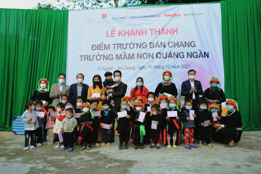  Ông Đặng Quốc Khánh, Bí thư Tỉnh ủy Hà Giang tặng quà